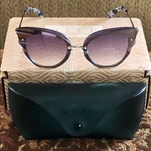 SOLD—DIFF—DELILAH—GRADIENT LENS SUNGLASSES!! - Picture 6 of 8